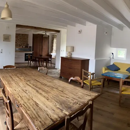 Maison De A A 800 M De La