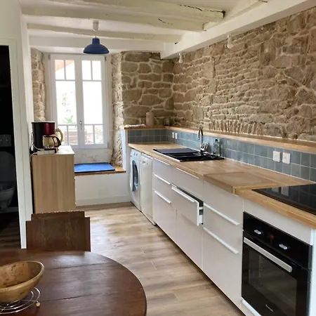 Maison De A A 800 M De La