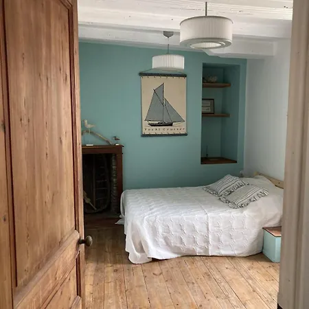 Maison De A A 800 M De La